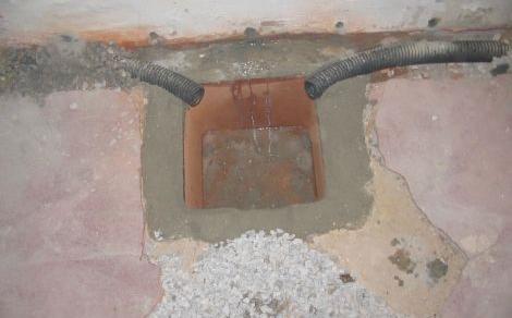 Een drainagesysteem voert water af uit de kelder
