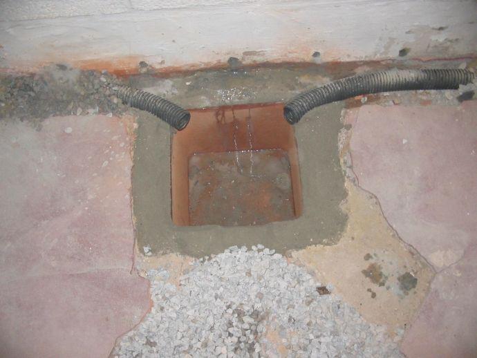 Een drainagesysteem voert water af uit de kelder