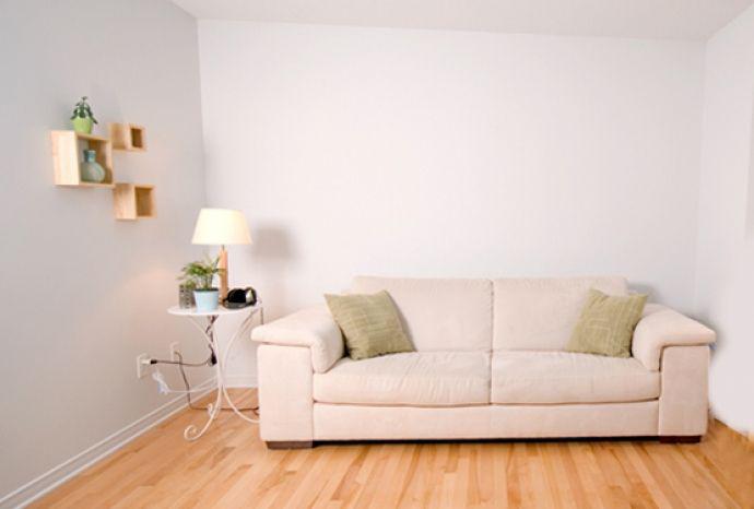 Nafoto van een gezellige woonkamer met nette witte muren na een behandeling tegen condensatie
